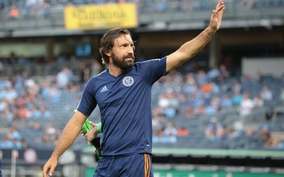 爱游戏体育动态-C罗任意球划出诡异弧线直挂网窝